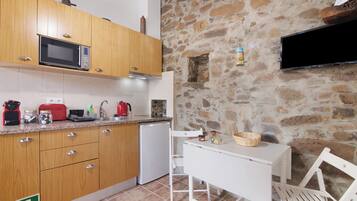 Jääkaappi, mikroaaltouuni, liesi, kahvin-/teenkeitin