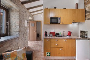 Réfrigérateur, four à micro-ondes, surface de cuisson, cafetière-théière