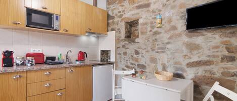 Refrigerador, microondas, placa de cocina, cafetera/tetera