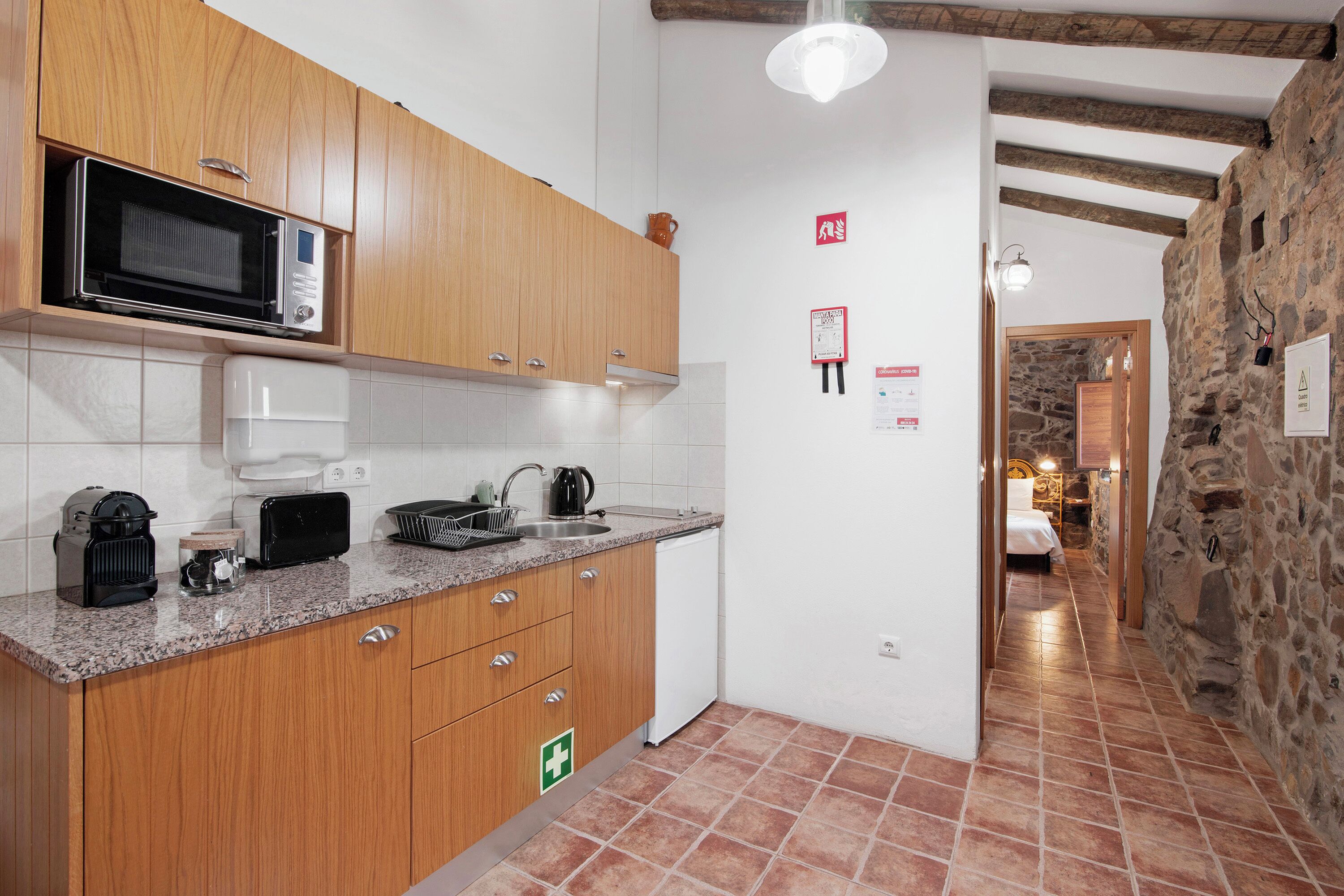 Frigorífico, microondas, placa de cocina y cafetera o tetera