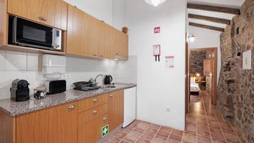 Geladeira, micro-ondas, cooktop, cafeteira/chaleira