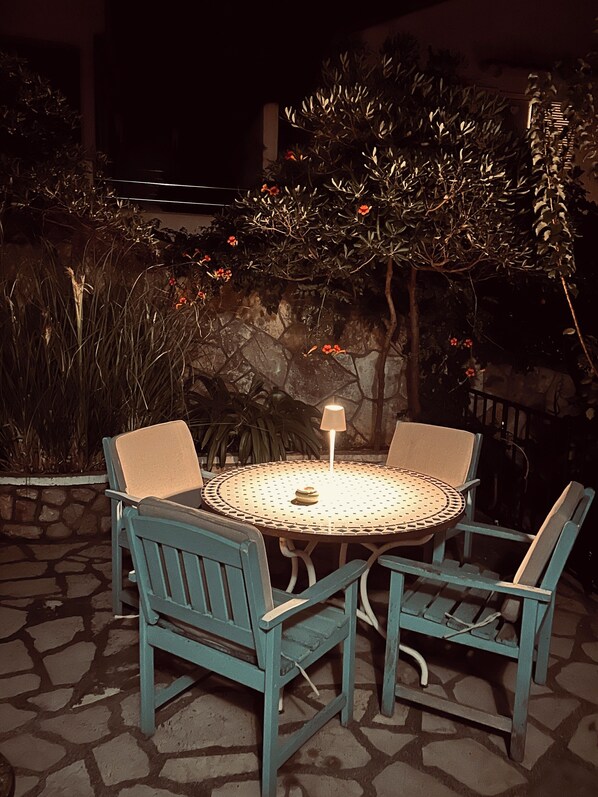 Outdoor dining - Chich studio apartment in Tisno (Tisno)