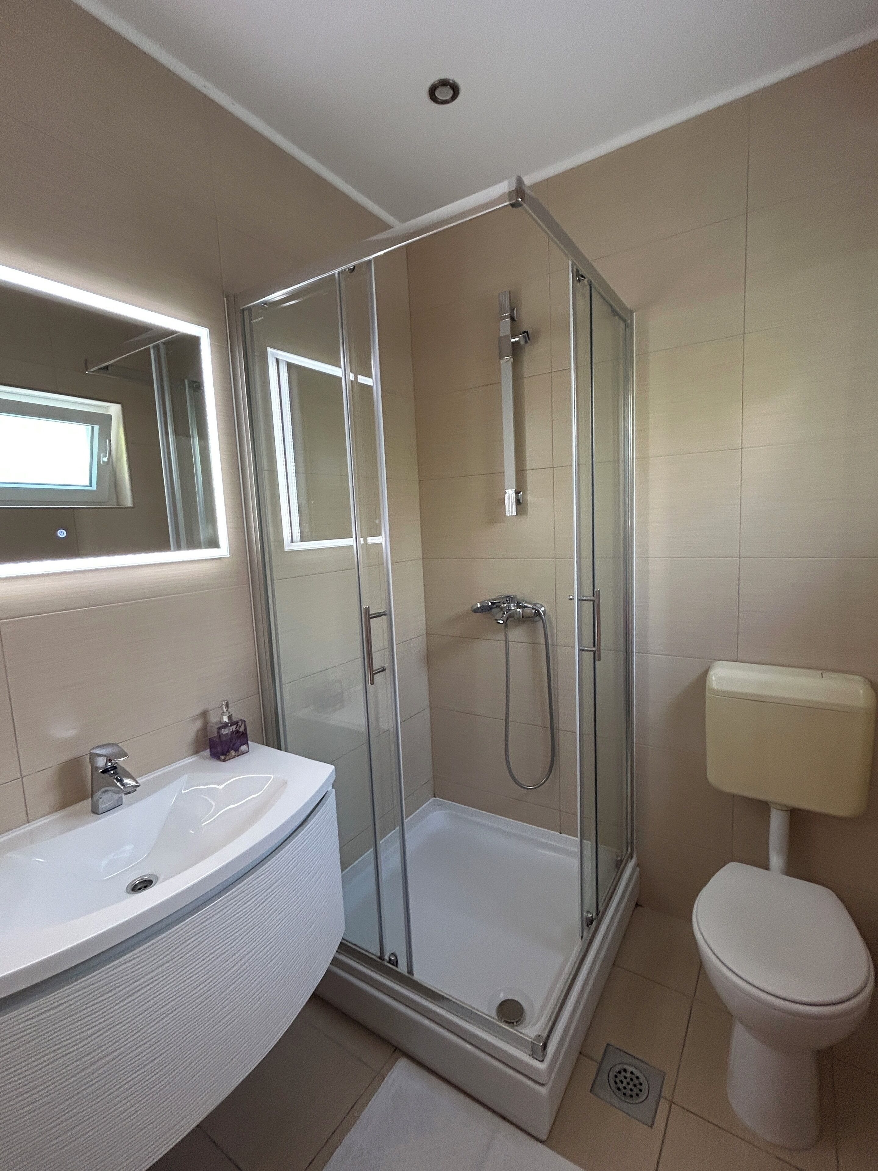 Dusche, Haartrockner, Handtücher, Seife