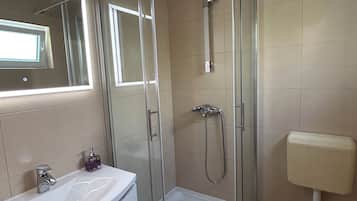 Dusche, Haartrockner, Handtücher, Seife