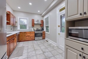 ميكروويف، فرن، موقد طهي مسطح، غسالة أطباق