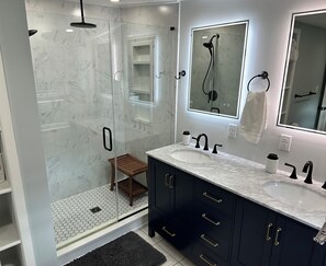 Hair dryer, towels, soap, toilet paper - Charming Lancaster City Townhome, Quiet Street and Walkable Location (Lancaster)