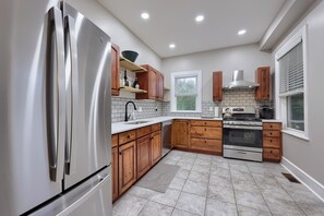 Microwave, oven, stovetop, dishwasher - Charming Lancaster City Townhome, Quiet Street and Walkable Location (Lancaster)