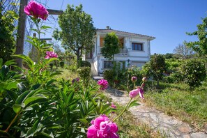 Property grounds - Villa with Private Pool, Mountain Views & Wi-Fi in Pantón, Ribeira Sacra (Pantón)
