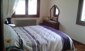 3 chambres, fer et planche à repasser, Wi-Fi, draps fournis