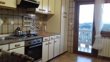 Jääkaappi, mikroaaltouuni, uuni, liesi