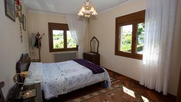 3 slaapkamers, een strijkplank/strijkijzer, wifi, beddengoed