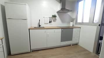 Kühlschrank, Mikrowelle, Herdplatte, Wasserkocher mit Kaffee-/Teezubehör
