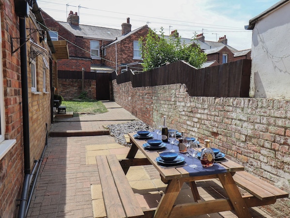 Outdoor dining - Crescent Bay House (Filey)