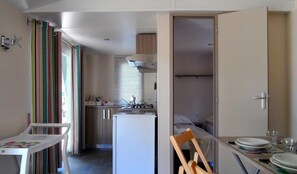 Kühlschrank, Wasserkocher mit Kaffee-/Teezubehör