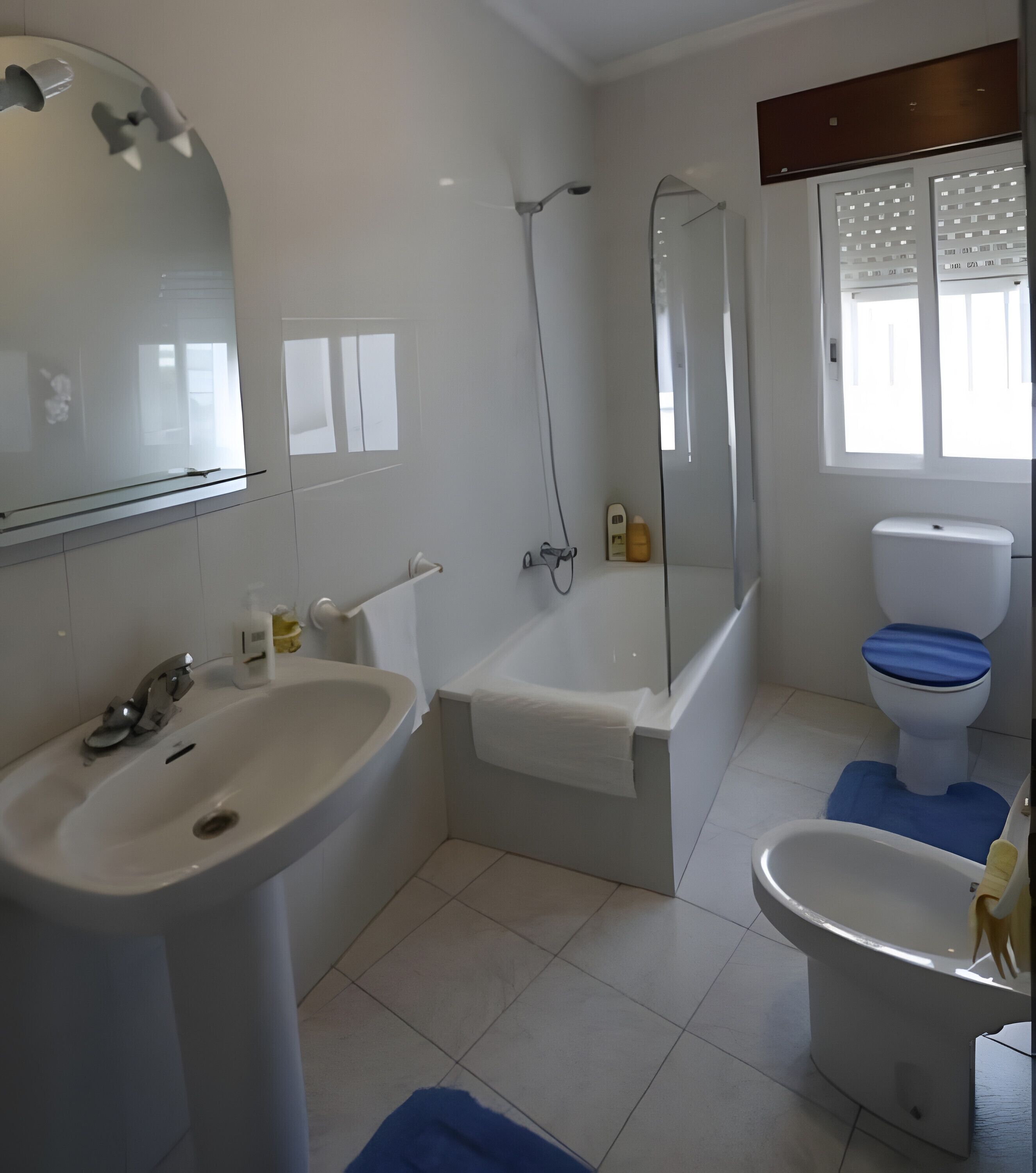 Regadera, secadora de cabello, toallas 