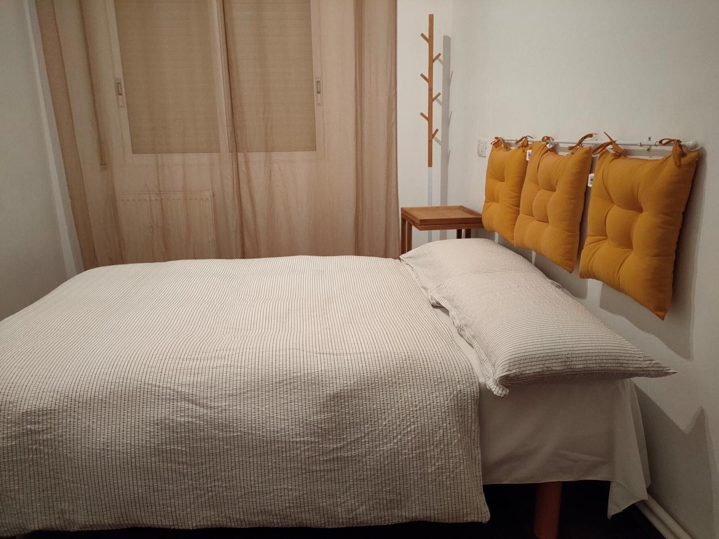 4 habitaciones, tabla de planchar con plancha, wifi y ropa de cama 