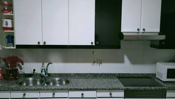 Een koelkast, een microgolfoven, een oven, een kookplaat