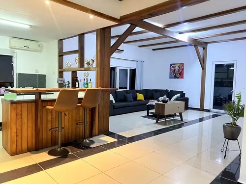 Cozy House at Beach Road Takoradi. Minute to Beach!