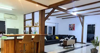 Cozy House at Beach Road Takoradi. Minute to Beach!