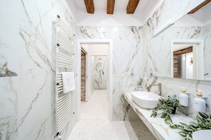 Asciugacapelli, asciugamani, sapone, carta igienica