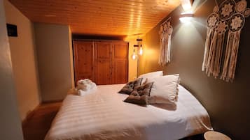 3 bedrooms, iron/ironing board, WiFi, bed sheets