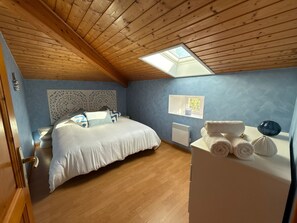 3 habitaciones, tabla de planchar con plancha, wifi y ropa de cama 