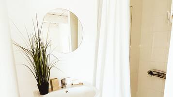 Een douche, een haardroger, handdoeken, zeep