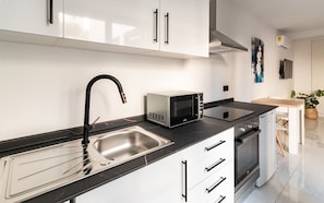 Frigorifero, microonde, forno, piano cottura