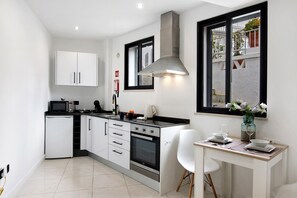 Kjøleskap, mikrobølgeovn, ovn og kaffetrakter/tekoker