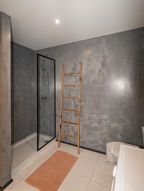 Douche, serviettes fournies