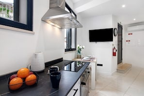 Réfrigérateur, micro-ondes, four, cafetière/bouilloire