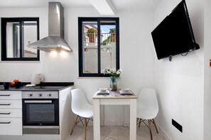 Fridge, microwave, oven, coffee/tea maker - Studio 'Mi Casa Es Su Casa Nº2' with Wi-Fi and Air Conditioning (Albufeira)