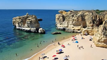 Una spiaggia nelle vicinanze