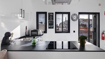 Micro-ondes, four, cafetiĂšre/bouilloire, grille-pain