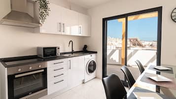 Fridge, microwave, oven, coffee/tea maker