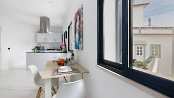 Fridge, microwave, oven, coffee/tea maker