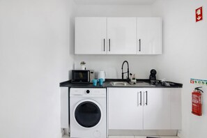 Fridge, microwave, oven, coffee/tea maker