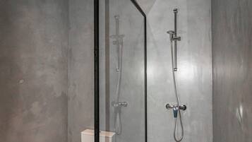 Een douche, handdoeken