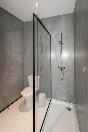 Douche, serviettes fournies