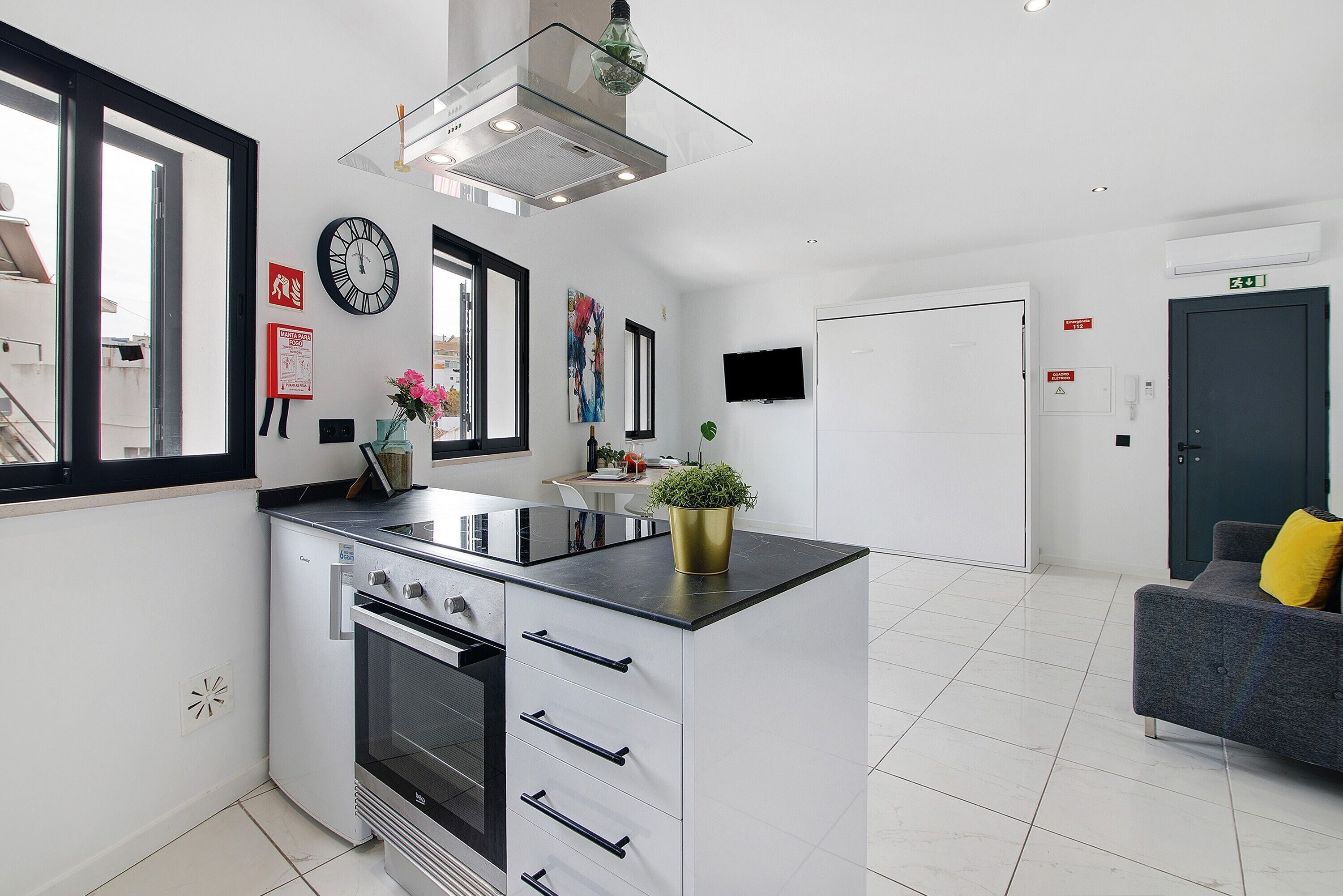 Refrigerador, microondas, horno y cafetera y tetera 