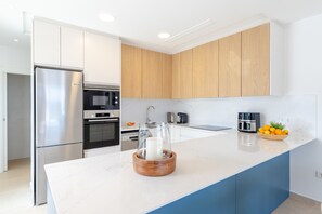 Mikrobølgeovn, oppvaskmaskin, kaffetrakter/tekoker og kjøkkenutstyr