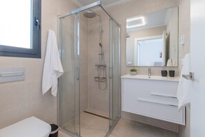 Shower, towels - Dreamscape Villa by Fidalsa (Los Alcazares)