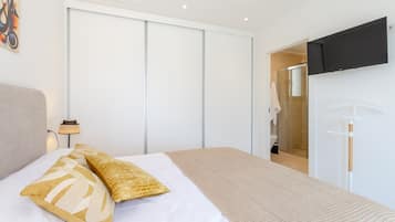 3 bedrooms, free cribs/infant beds, bed sheets