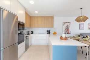 Micro-ondes, lave-vaisselle, cafetière/bouilloire