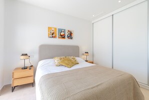 3 chambres, lits bébé (gratuits), draps fournis