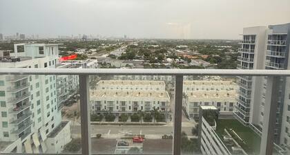 Top-Floor 2/2 Furnished Apt w/ View, Amenities, Parking — Month-to-Month!