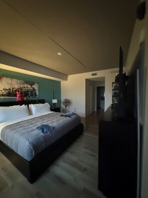 2 bedrooms, WiFi - Top-Floor 2/2 Furnished Apt w/ View, Amenities, Parking — Month-to-Month! (Hollywood)