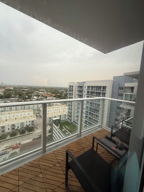 Property grounds - Top-Floor 2/2 Furnished Apt w/ View, Amenities, Parking — Month-to-Month! (Hollywood)