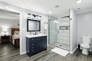Douche, séchoir à cheveux, serviettes fournies, savon