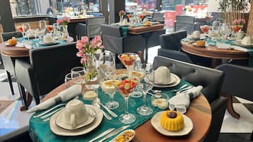 Desayuno con opciones de la cocina local incluido todos los días